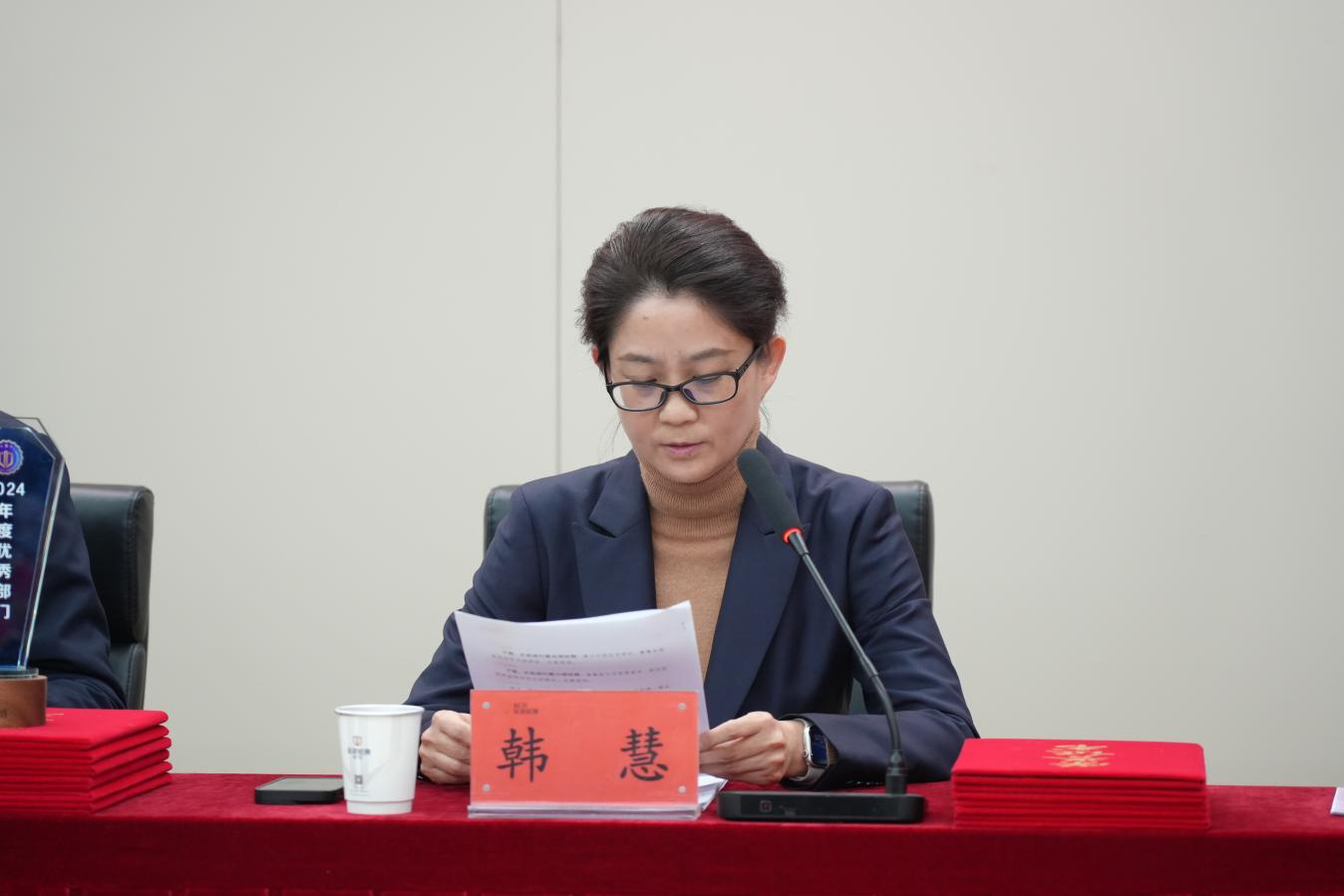 副總經(jīng)理、工會主席韓慧宣讀表彰決定.png